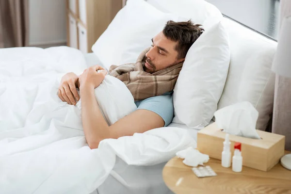 健康と人々の概念 病気の男は家で寝る — ストック写真