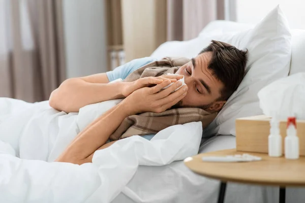 Mensen Gezondheidsprobleem Concept Ongelukkige Zieke Man Snuit Neus Liggend Bed — Stockfoto