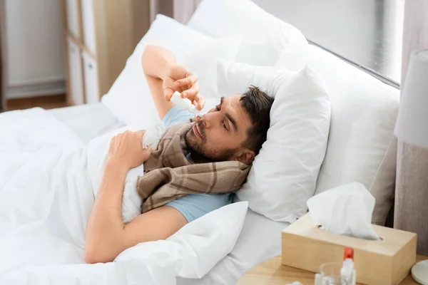 Concepto Personas Problemas Salud Enfermo Infeliz Rociándose Nariz Con Aerosol — Foto de Stock