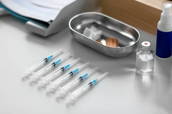 Medicina Vacunación Concepto Sanitario Jeringas Desechables Otras Cosas Sobre Mesa — Foto de Stock