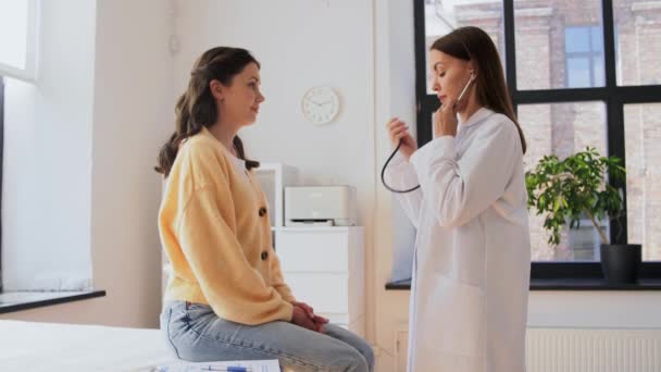 Medicine Healthcare People Concept Female Doctor Stethoscope Woman Patient Hospital — Vídeos de Stock