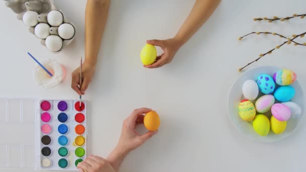 아이들 부모가 달걀을 색칠하는 아이들 사람들의 — 비디오