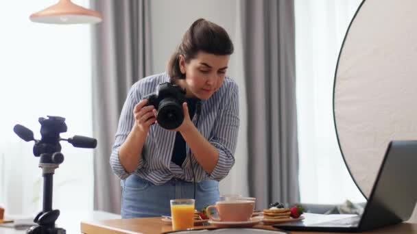 Blogolás Szakma Emberek Koncepció Női Élelmiszer Fotós Fényképezőgéppel Palacsinta Kávé — Stock videók