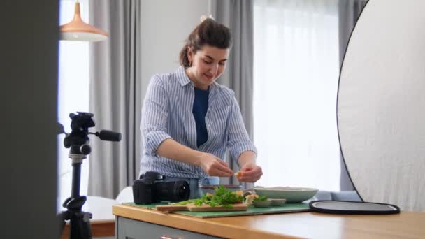 ブログ 写真や人々の概念 家庭で台所で組成物を配置カメラと幸せな笑顔の女性の食品写真家 — ストック動画