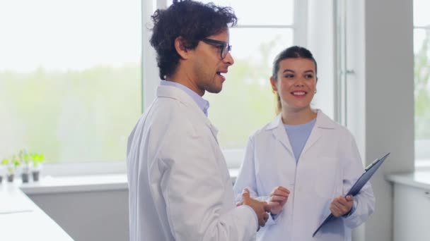 工作和人的概念 国际快乐科学家小组在实验室握手 — 图库视频影像
