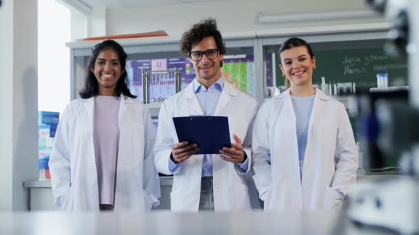 Conceito Ciência Trabalho Pessoas Grupo Internacional Cientistas Felizes Laboratório — Vídeo de Stock