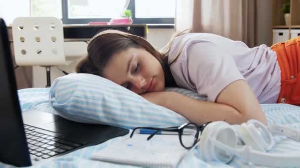 教育和懒惰概念 疲惫的少女 带着手提电脑和笔记本睡在家里 — 图库视频影像