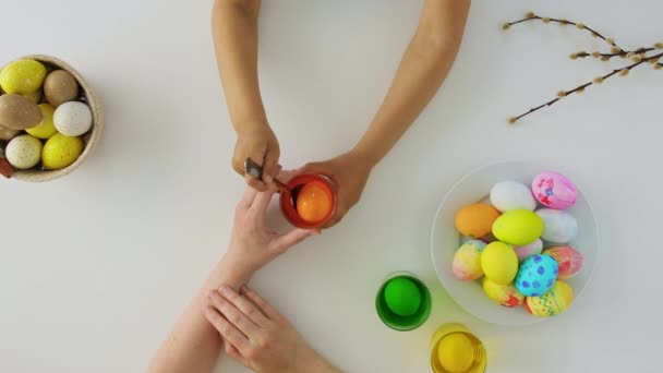 Wielkanoc Wakacje Koncepcja Ludzi Ręce Dziecka Rodziców Farbowanie Jaj Szkle — Wideo stockowe