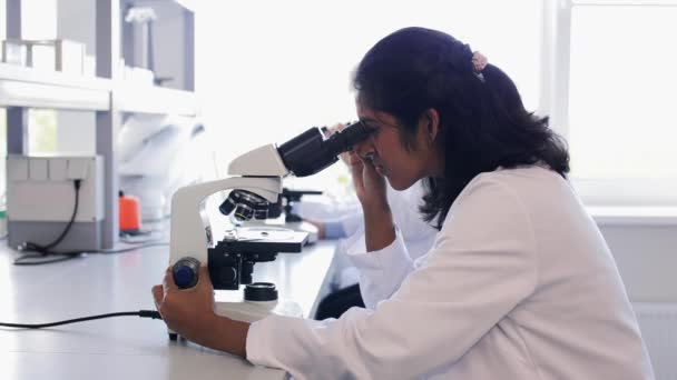 Concept Recherche Scientifique Travail Personnes Chercheuse Microscope Travaillant Laboratoire — Video
