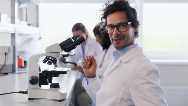 Investigación Científica Trabajo Concepto Personas Científico Masculino Gafas Con Microscopio — Vídeo de stock