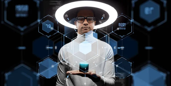 未来的技术和虚拟现实的概念 戴眼镜的人 带着在黑色背景下的白色照明和全息图下的智能扬声器 — 图库照片