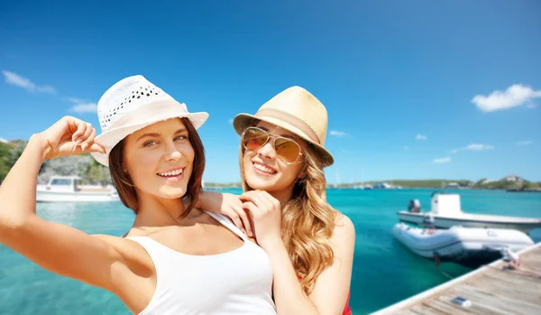 Reizen Toerisme Zomervakantie Concept Mooie Gelukkige Vrouwen Vrouwelijke Vrienden Hoeden — Stockfoto