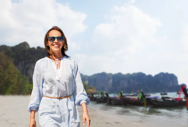 Viaje Turismo Concepto Vacaciones Mujer Sonriente Feliz Caminando Sobre Fondo — Foto de Stock
