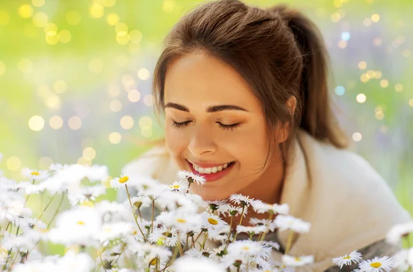Ogrodnictwo Koncepcja Ludzi Bliska Szczęśliwej Młodej Kobiety Pachnące Kwiaty Rumianku — Zdjęcie stockowe