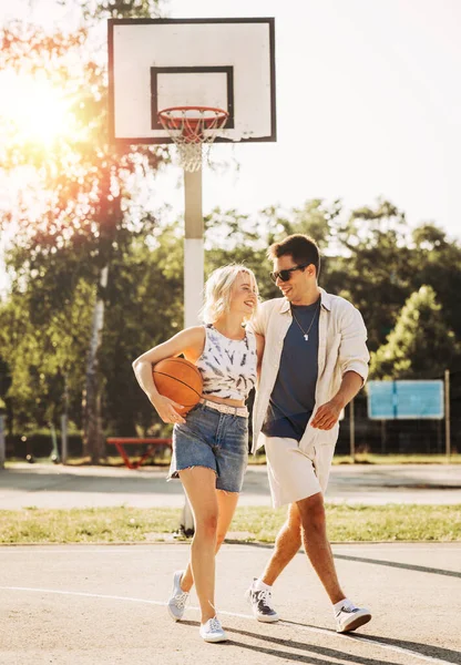 Спорт Любовь Люди Концепция Счастливая Молодая Пара Мячом Баскетбольной Площадке — стоковое фото