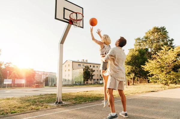 Yaz Tatili Spor Insan Konsepti Basketbol Sahasında Oynayan Mutlu Genç — Stok fotoğraf