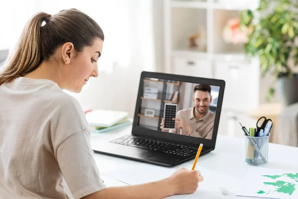 距離学習の概念 家庭でビデオ通話やオンラインクラスを持つラップトップコンピュータ画面上の教師と女性の学生 — ストック写真