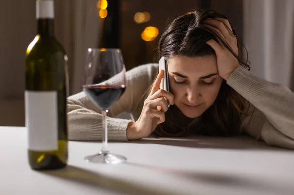 アルコール依存症 アルコール依存症 人々の概念 怒っている酔った女性や女性のアルコール飲料赤ワインと自宅でスマートフォンを呼び出します — ストック写真
