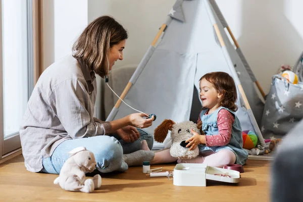 Concepto Familia Ocio Personas Madre Feliz Hija Pequeña Jugando Médico —  Fotos de Stock