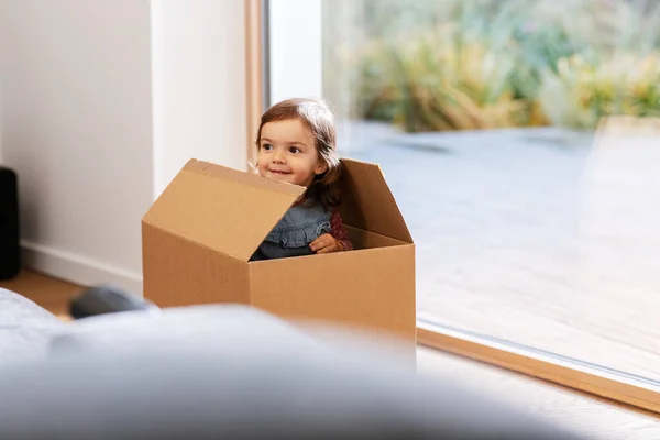 Concept Enfance Loisirs Déménagement Petite Fille Assise Dans Une Boîte — Photo