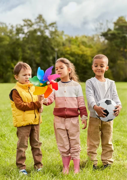 Conceito Infância Lazer Pessoas Crianças Felizes Com Pinwheel Divertindo Parque — Fotografia de Stock