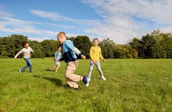 Barndom Fritid Och Människor Koncept Grupp Glada Barn Spelar Tag — Stockfoto