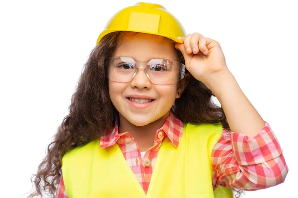 建筑和职业概念 身穿护目镜 防护头盔和白色背景安全背心的微笑小女孩 — 图库照片