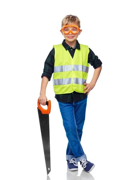 木工和职业概念 戴着防护头盔 安全背心 戴着白色背景锯子护目镜的快乐微笑的小男孩 — 图库照片