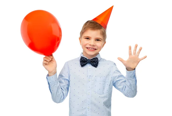 誕生日 子供と人々の概念 白い背景に手を振って青い風船でドレスやパーティーの帽子の小さな男の子の肖像画 — ストック写真