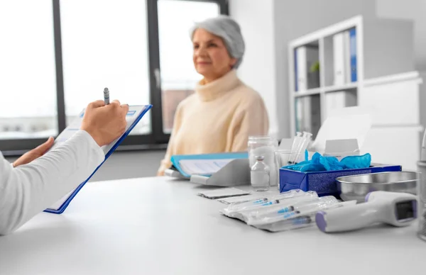 Medicin Hälsa Och Vaccinering Koncept Läkare Med Urklipp Och Senior — Stockfoto