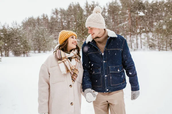 Concept Personnes Amour Loisirs Couple Souriant Heureux Marchant Dans Forêt — Photo