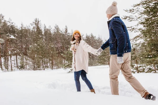 Pessoas Amor Conceito Lazer Feliz Casal Sorrindo Andando Floresta Inverno — Fotografia de Stock