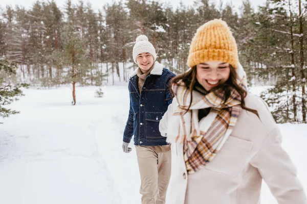 爱与休闲的概念 快乐的微笑夫妻在冬天的森林里散步 — 图库照片