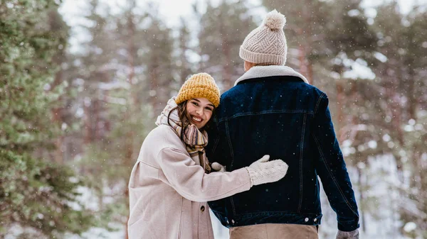 Personas Amor Concepto Ocio Feliz Pareja Sonriente Caminando Bosque Invierno —  Fotos de Stock