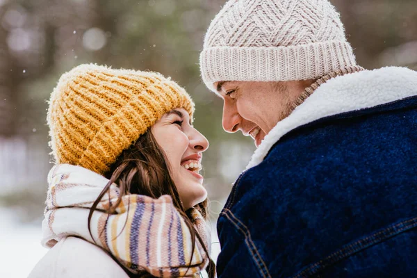 Mensen Liefde Vrije Tijd Concept Gelukkig Glimlachend Paar Kijken Naar — Stockfoto