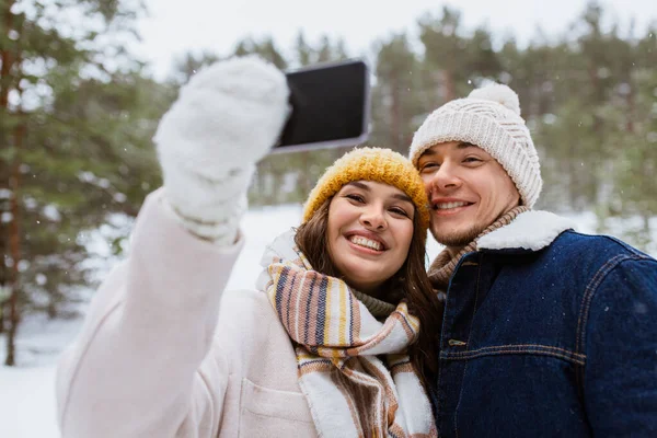 Season Technology Leisure Concept Happy Couple Smartphone Taking Selfie Winter — Stockfoto