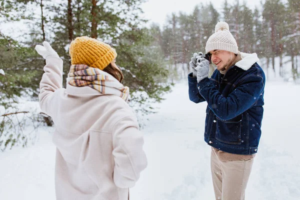 People Love Leisure Concept Happy Smiling Man Photographing Woman Winter — Stockfoto