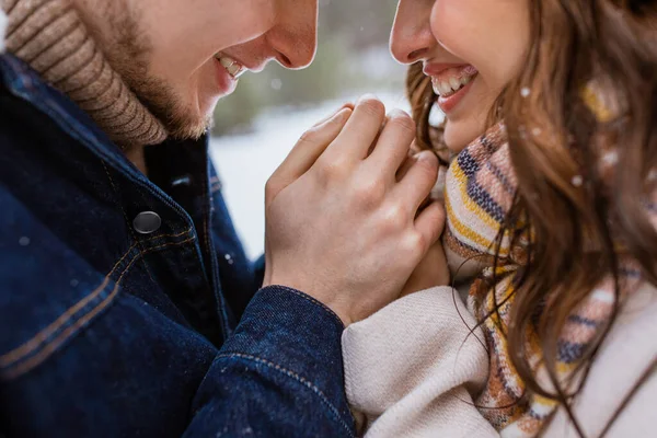 爱与休闲的概念 在冬季公园里让快乐的男人把温暖的女人的手合拢在一起 — 图库照片