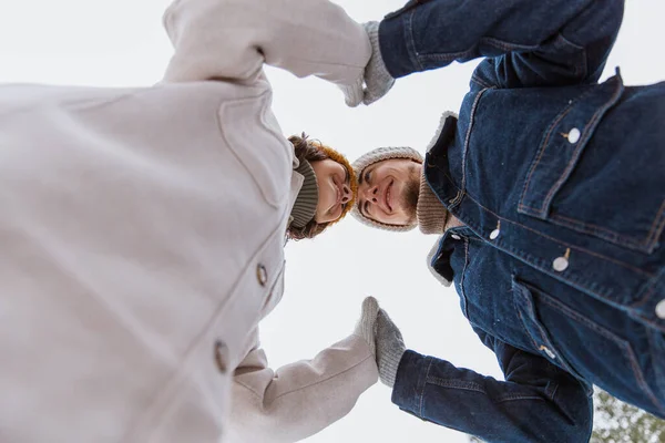 Mensen Liefde Vrije Tijd Concept Gelukkig Glimlachend Paar Hand Hand — Stockfoto