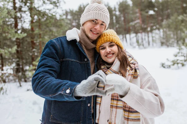 Mensen Liefde Vrije Tijd Concept Gelukkig Glimlachend Paar Maken Hand — Stockfoto