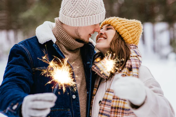 Concepto Personas Navidad Vacaciones Feliz Pareja Sonriente Con Bengalas Bosque — Foto de Stock