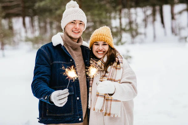 Pessoas Conceito Natal Feriados Feliz Casal Sorridente Com Faíscas Floresta — Fotografia de Stock