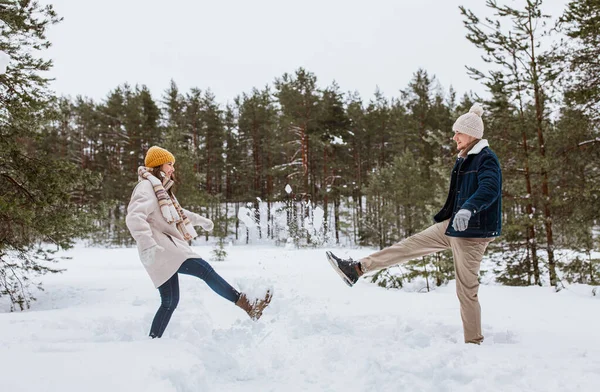 People Season Leisure Concept Happy Couple Playing Snow Winter Park — Stockfoto
