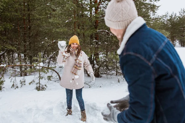 People Season Leisure Concept Happy Couple Playing Snowballs Winter Park — Photo