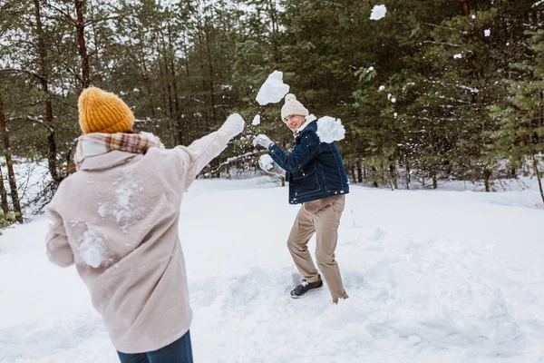 People Season Leisure Concept Happy Couple Playing Snowballs Winter Park — Zdjęcie stockowe