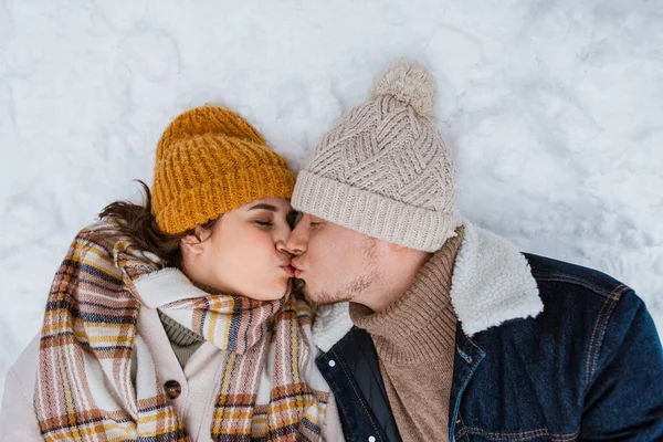 People Love Leisure Concept Happy Couple Kissing Lying Snow Winter — Foto Stock