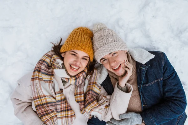 Mensen Liefde Vrije Tijd Concept Gelukkig Glimlachend Paar Liggend Sneeuw — Stockfoto