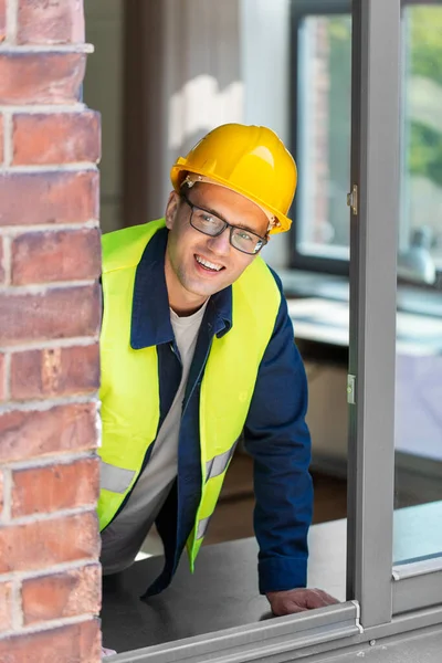 建筑业和建筑理念 戴着安全帽 面带微笑的男性建筑商 — 图库照片