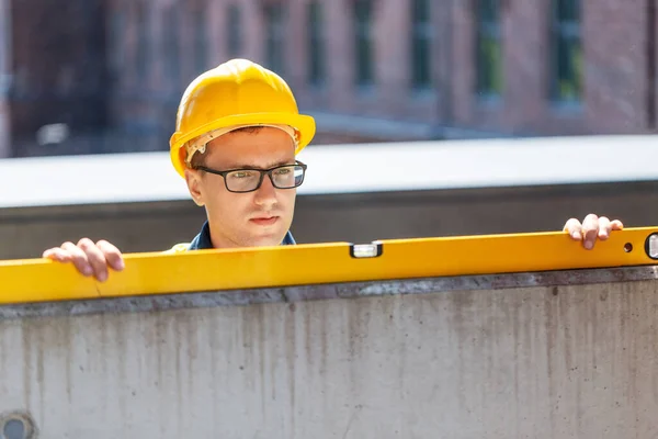 Negócio Construção Conceito Construção Construtor Masculino Com Parede Medição Nível — Fotografia de Stock
