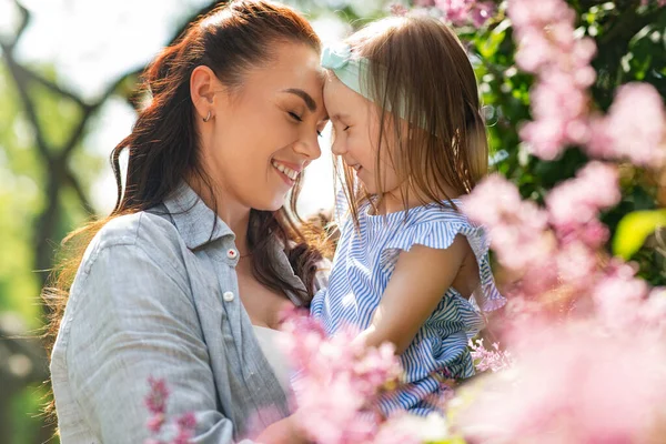 Family Motherhood People Concept Happy Mother Little Daughter Summer Park — Stock Photo, Image